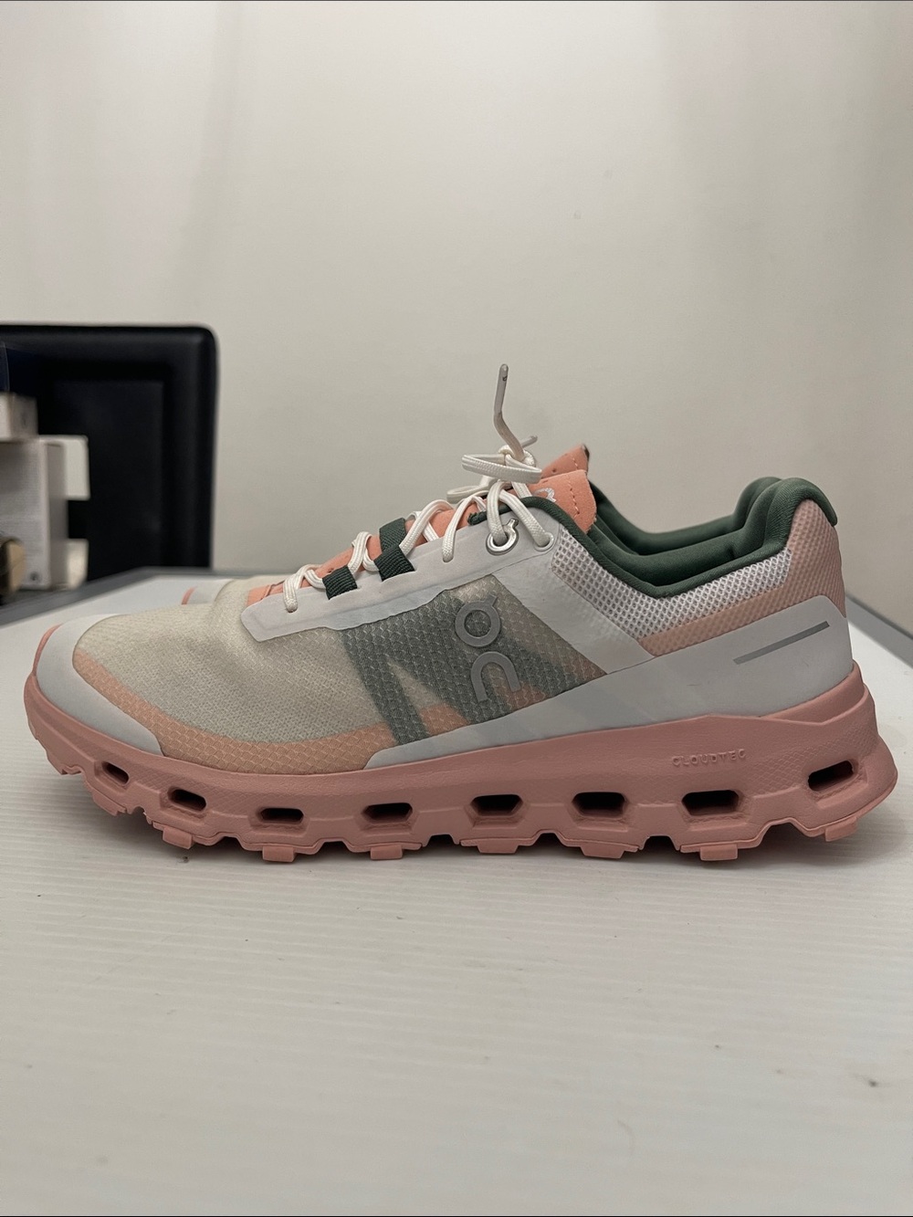 ON CLOUD VISTA “FROST ROSE” RUNNING SNEAKERS WOMENS SIZE 8